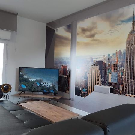 Appartement Renove Le New-York En Centre Ville - Terrasse Et Parking - Non Climatise La Roche-Chalais Bagian luar foto
