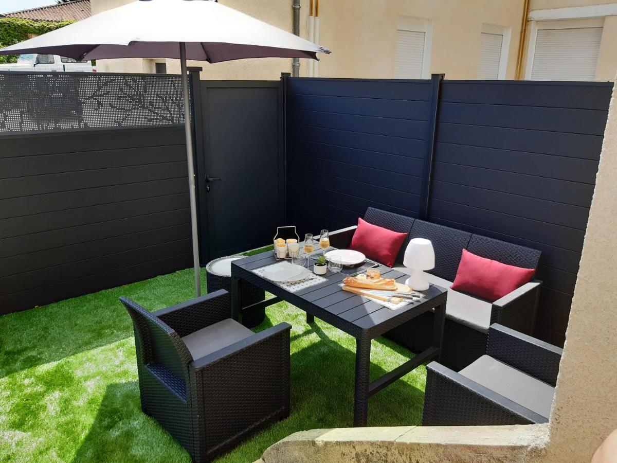 Appartement Renove Le New-York En Centre Ville - Terrasse Et Parking - Non Climatise La Roche-Chalais Bagian luar foto