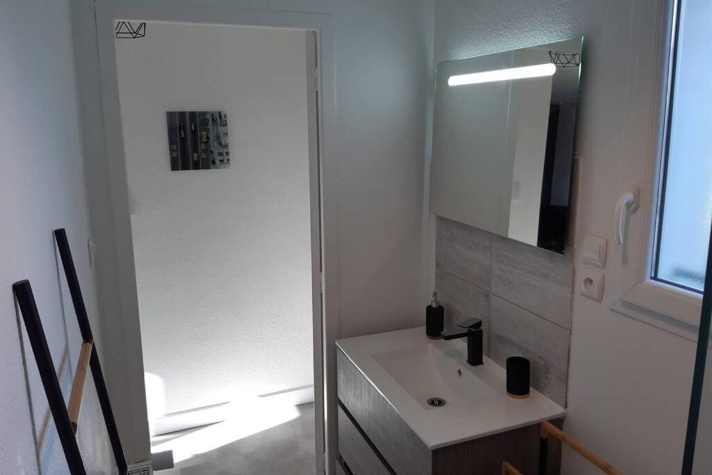 Appartement Renove Le New-York En Centre Ville - Terrasse Et Parking - Non Climatise La Roche-Chalais Bagian luar foto