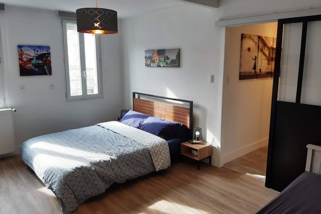 Appartement Renove Le New-York En Centre Ville - Terrasse Et Parking - Non Climatise La Roche-Chalais Bagian luar foto