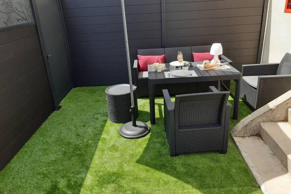 Appartement Renove Le New-York En Centre Ville - Terrasse Et Parking - Non Climatise La Roche-Chalais Bagian luar foto
