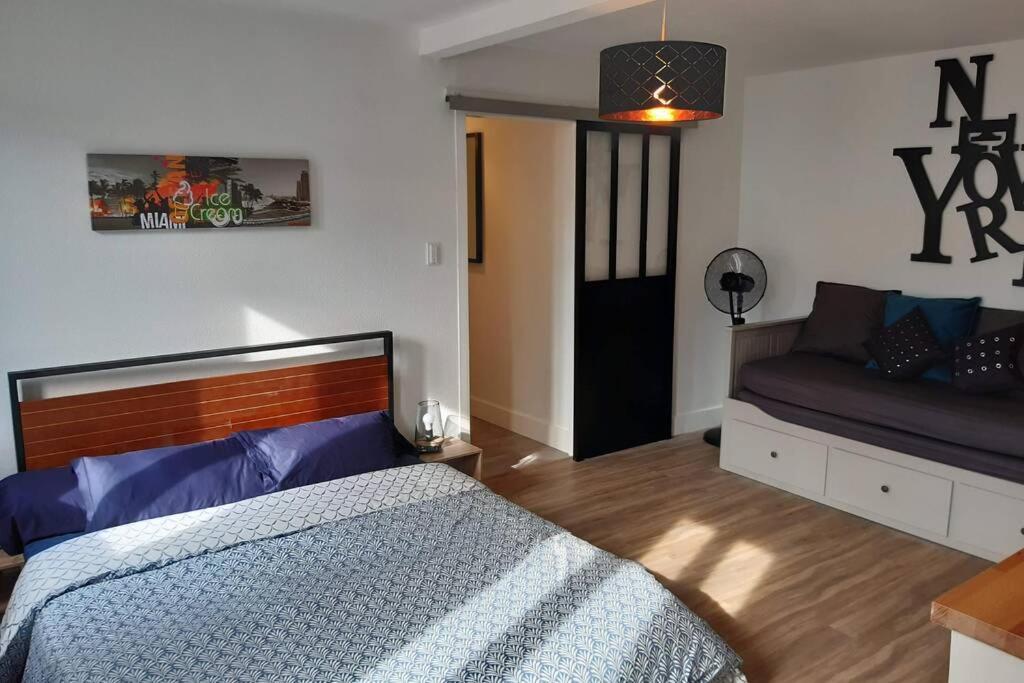 Appartement Renove Le New-York En Centre Ville - Terrasse Et Parking - Non Climatise La Roche-Chalais Bagian luar foto
