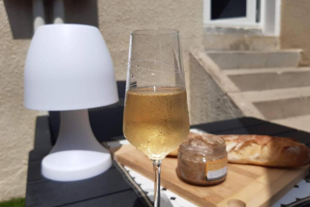 Appartement Renove Le New-York En Centre Ville - Terrasse Et Parking - Non Climatise La Roche-Chalais Bagian luar foto